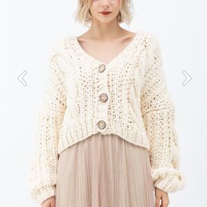 V-NECK CROP HAND-KNIT CHUNKY CARDIGAN IN CREAM